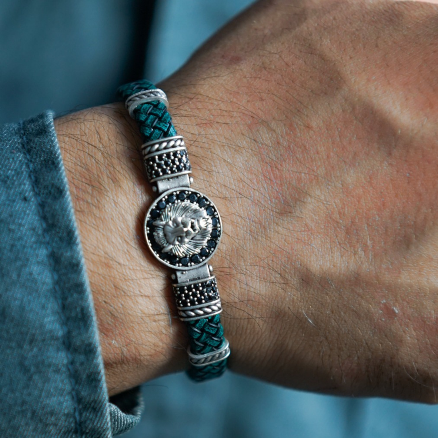 Aslan Figürlü Zirkon Taşlı Bileklik