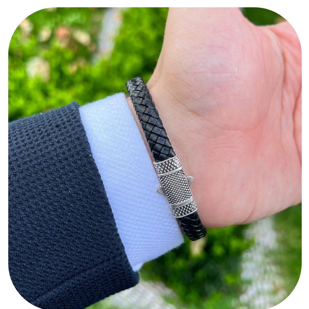 Gri Kartal Figürlü Siyah Deri Bileklik