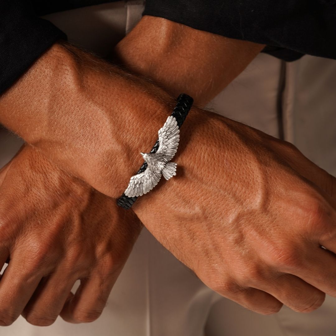 Gri Kartal Figürlü Siyah Deri Bileklik